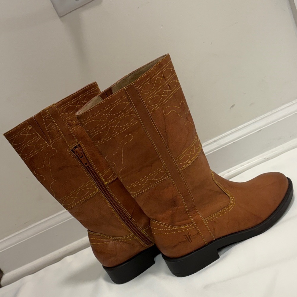 FRYE TAN KIDS HEELED BOOTS. - Picture 6 of 9